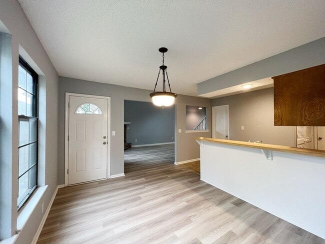 Building Photo - SEE IT NOW: Charming and Well-Maintained Home in the heart of Overland Park!