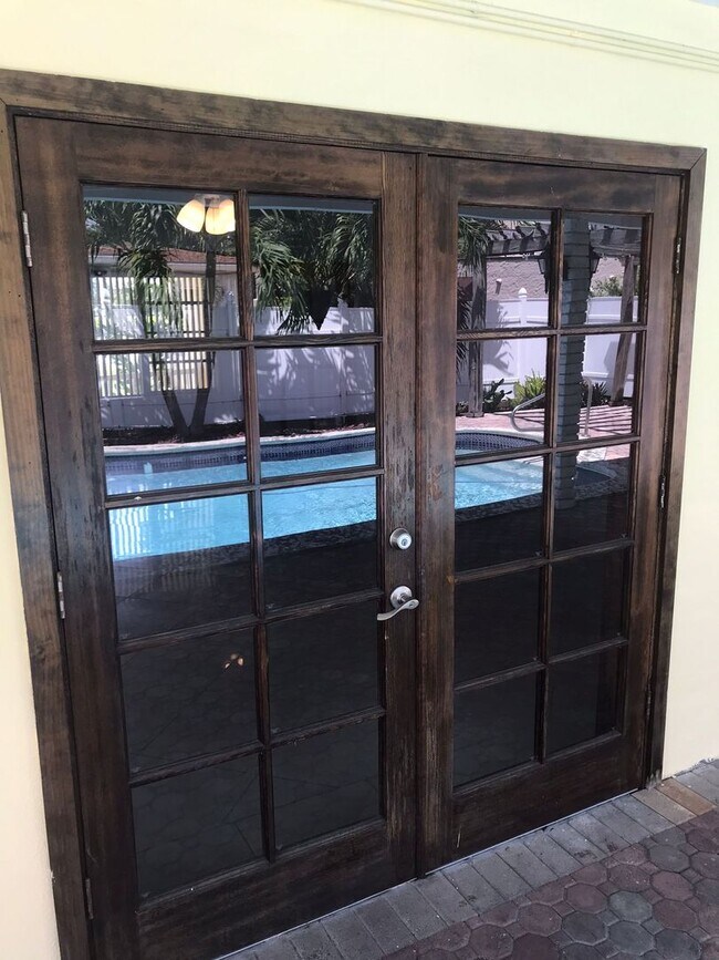 Building Photo - Miami Beach Home with a Pool!