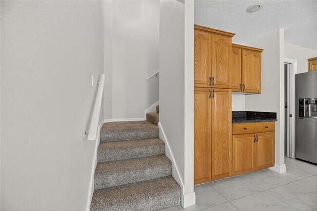 Building Photo - 172 Lake Shore Dr W