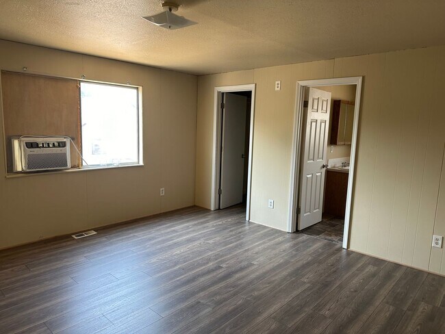 Building Photo - 207 20th Ave S