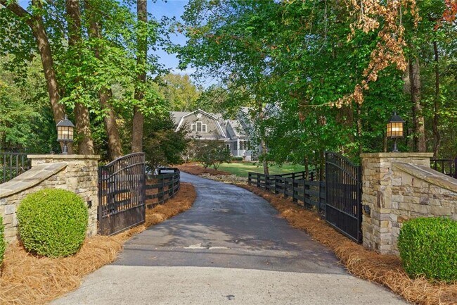 Building Photo - 390 Hembree Rd