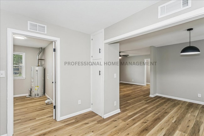 Building Photo - 4 bedroom/ 2 bath home on a spacious half-...
