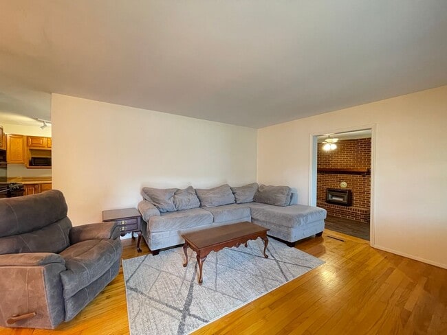 Building Photo - Large Furnished Rancher that Includes Lawn Maintenance and Bonus Room