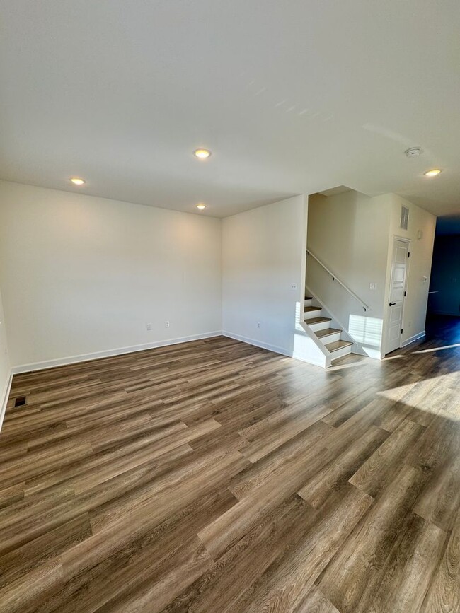 Building Photo - Brand New  END UNIT Townhouse For Rent in ...