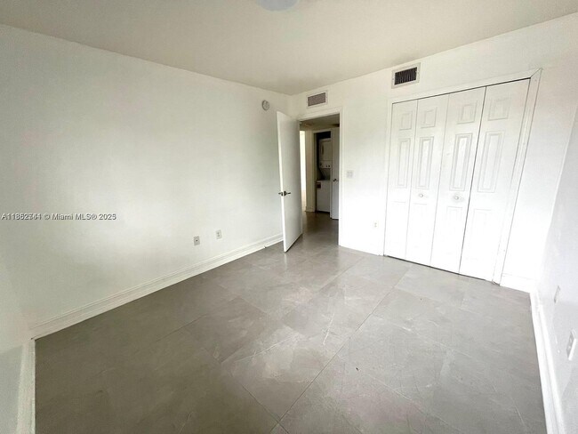 Building Photo - 2721 SE 12th Pl