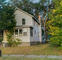 Building Photo - 1094 11th Ave SE