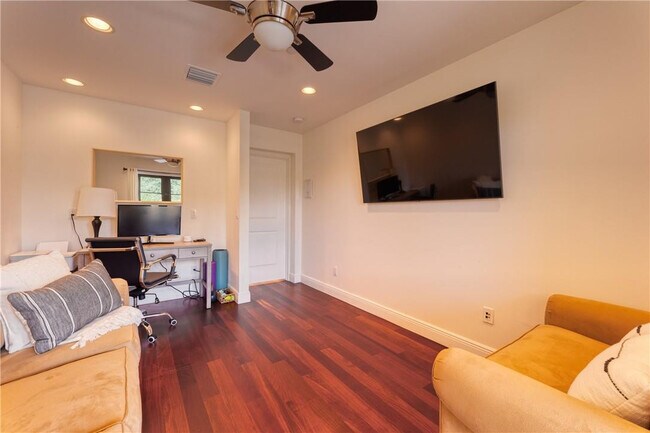 Building Photo - 1206 NE 1st St