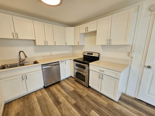 Building Photo - 1 bedroom 1 bath Apartment. NO parking. Upstairs unit.