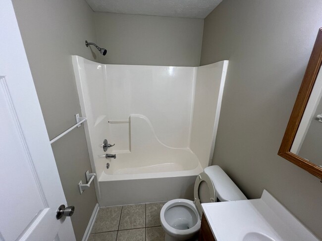 Building Photo - Spacious 3 bedroom 2.5 bath home.