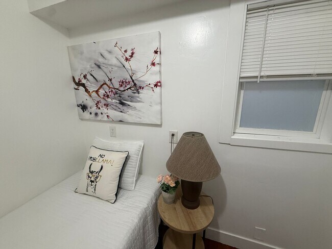 Building Photo - Affordable Private Girl room Downtown - Top Floor and Furnished