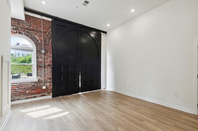 Building Photo - 1535 N Sydenham St