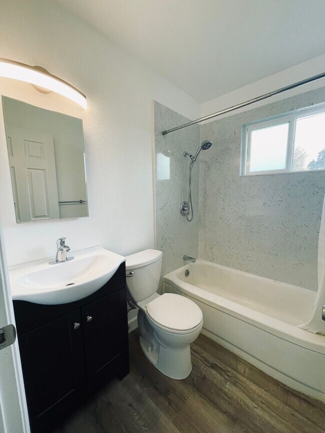 Building Photo - Spacious Duplex w/ New Upgrades!!