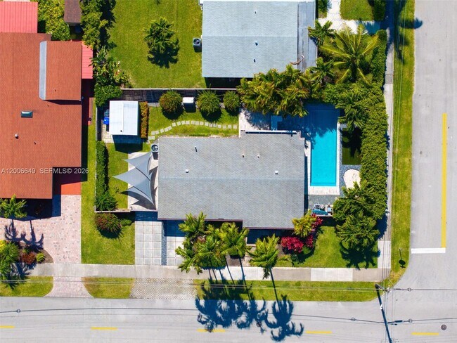 Building Photo - 930 N 11th Ct