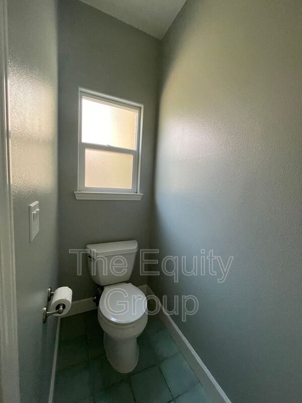 Building Photo - 608 W Evergreen Ct
