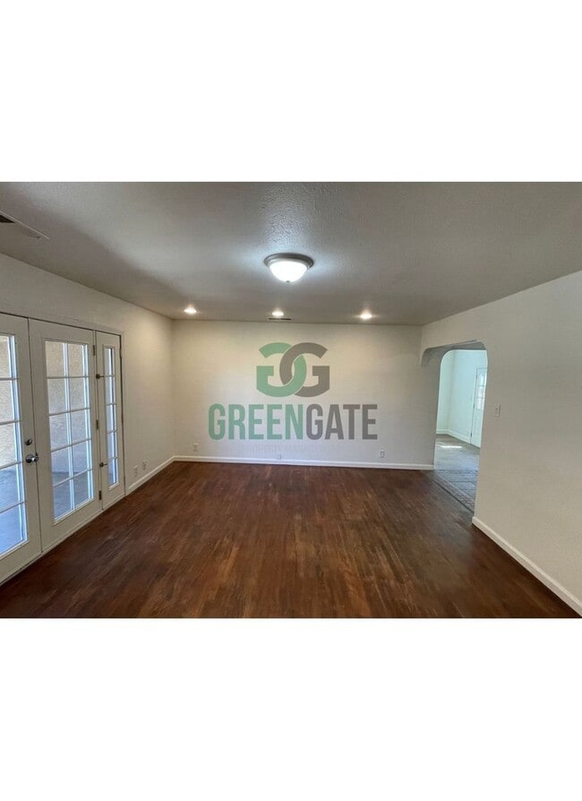 Building Photo - BEAUTIFUL 3 BEDROOM 2 BATH HOME MOVE IN RE...