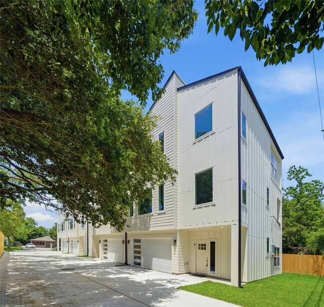 Building Photo - 5024 Winnetka St