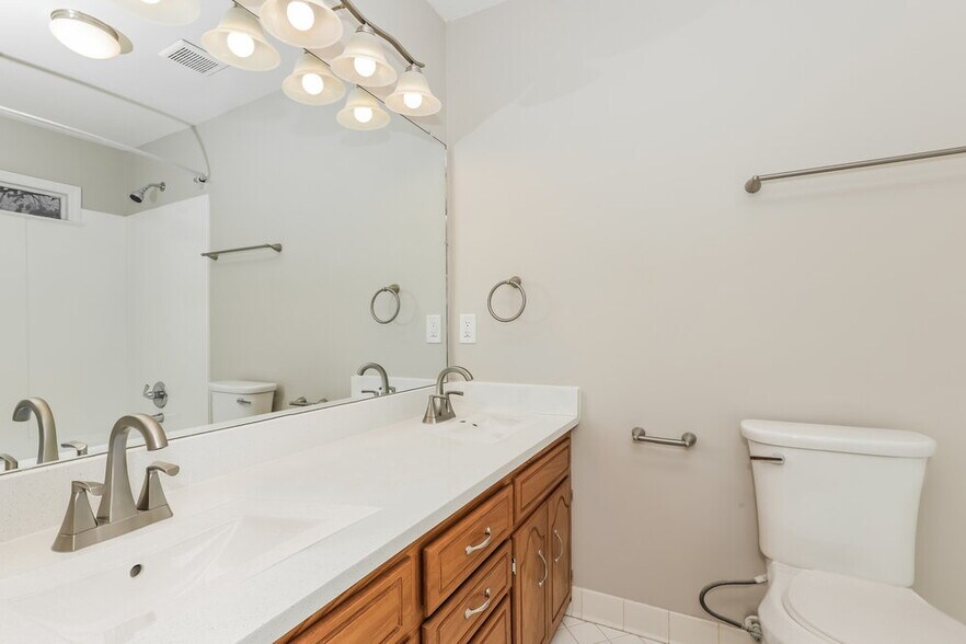 Building Photo - 208 Legend Ct