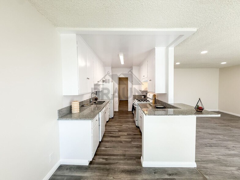 Building Photo - 6039 Whitsett Ave