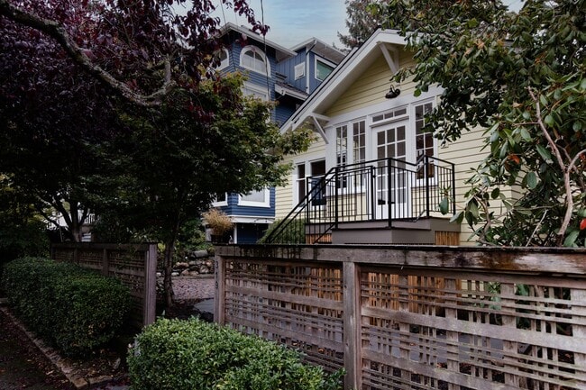 Building Photo - Newly remodeled Greenwood Craftsman!