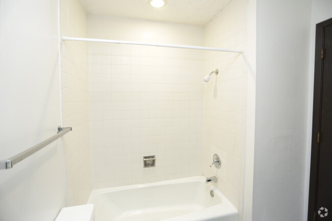 1 Bedroom w/Island Kitchen (Newly Remodeled) - Midtown Place Apartments