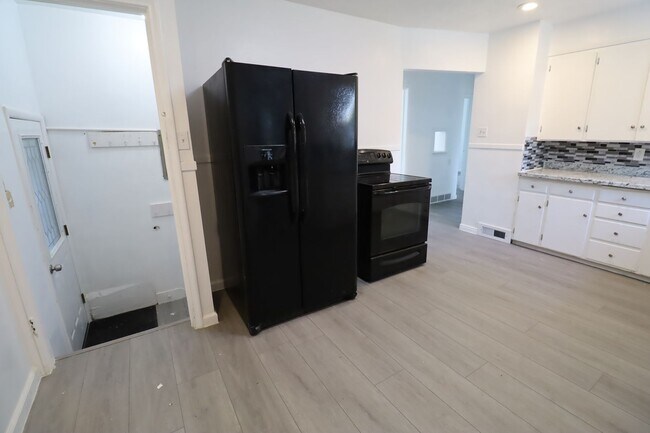 Building Photo - Reduced price