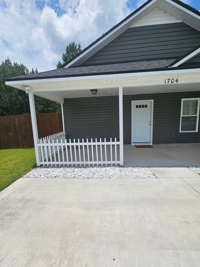 Building Photo - 1704 Almond Tree Pl