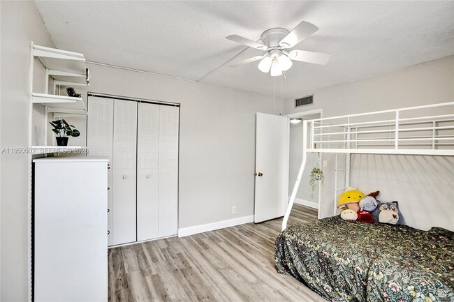 Building Photo - 9451 Live Oak Pl