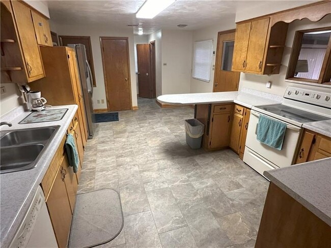 Building Photo - 728 N Pike Rd