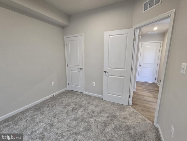 Building Photo - 4928 Dunhaven Dr