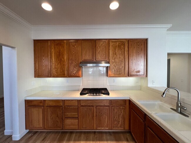Building Photo - 5 bedroom home located in Sylvan School District!