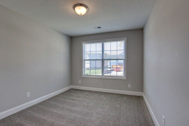 Building Photo - Luxury Home