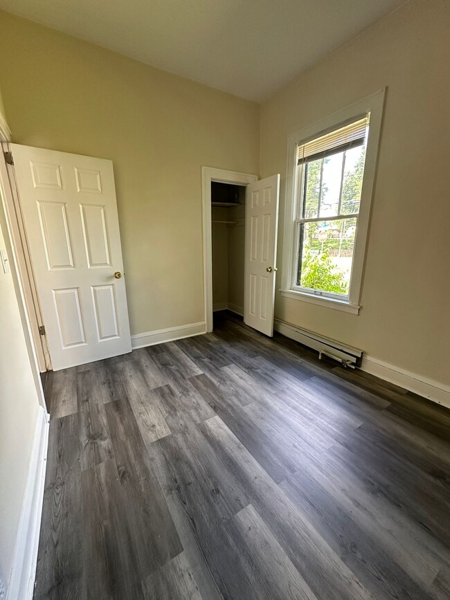 Building Photo - 583 Reaney Ave E