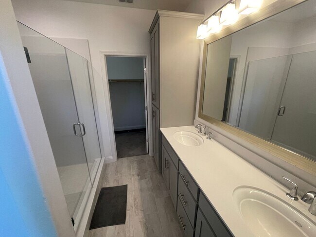 Building Photo - Charming 3 Bed / 2.5 Bath Home with Modern Upgrades