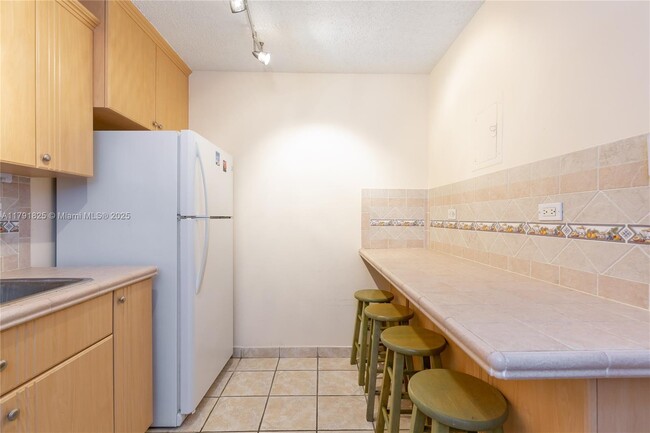 Building Photo - 6039 Collins Ave