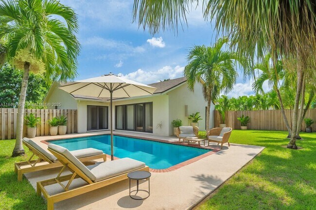 Building Photo - 16742 Royal Poinciana Dr
