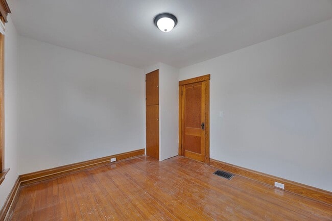 Building Photo - West Price Hill - Charming 3 bedroom 1 bath