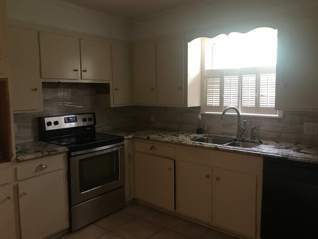 Building Photo - 3/2/2 Fenced yard , pet friendly