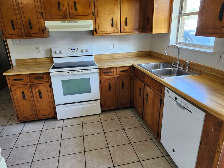 Kitchen - 6724 Chipewa St