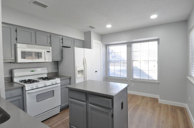 Building Photo - Completely Renovated in Round Rock ISD