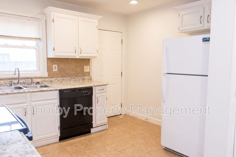 Building Photo - 604 S Cherokee St