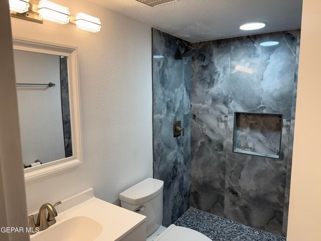 Building Photo - 1531 Common Dr