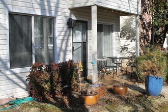 Building Photo - Wonderful Bellevue Condo in Creekside Meadows!