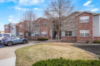 Building Photo - Great Two Bedroom Condo with Garage