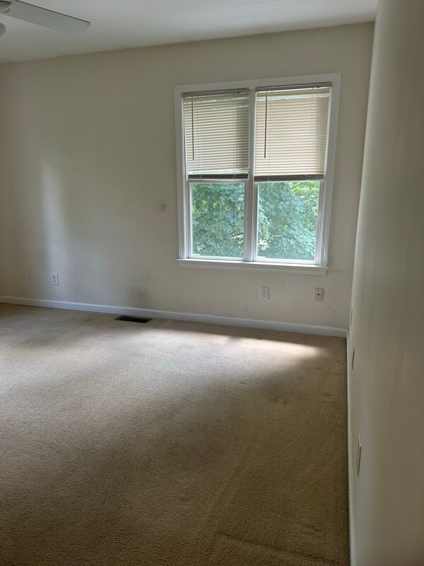 Building Photo - 215 Crescent Ct