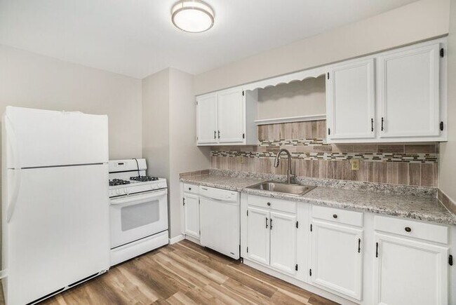 Building Photo - Unique Upper Floor Two Bedroom Flat $1099