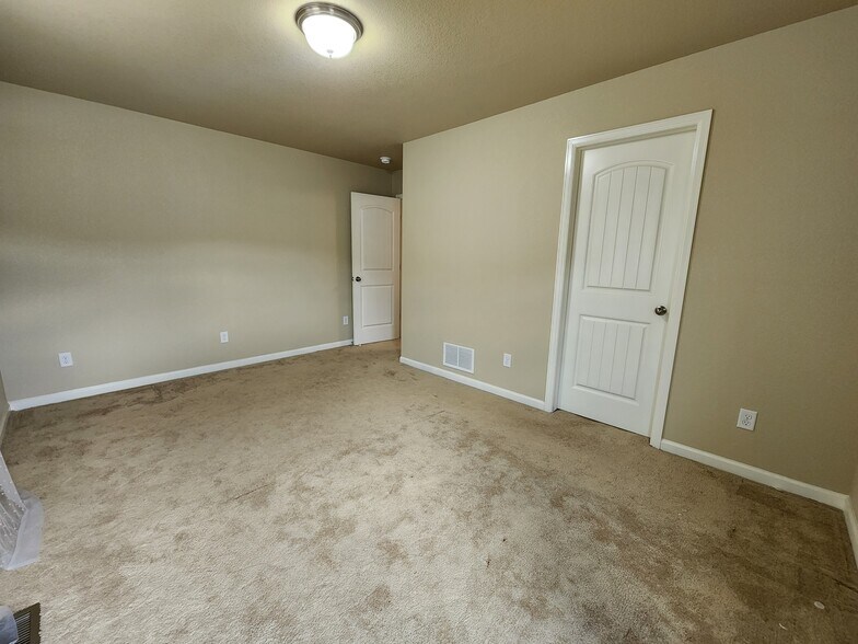 Building Photo - 6596 Emerald Isle Hts