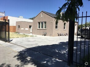 Building Photo - Beautifully 2Br, 2Ba Located near UOP