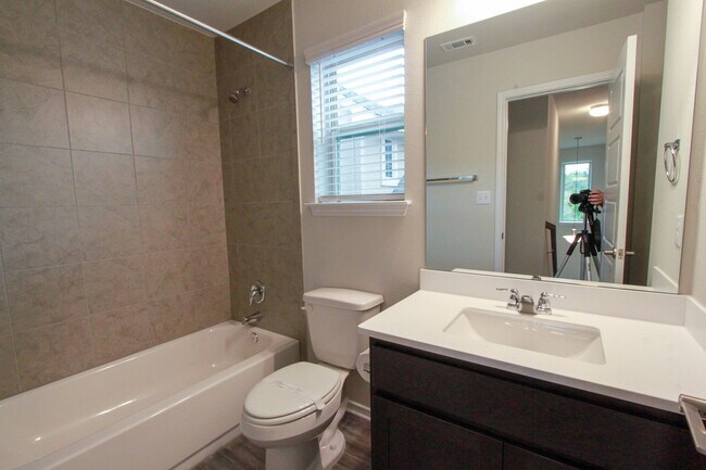 Building Photo - Newly Built 3 Bedroom, 2.5 Bath House in Round Rock's University Park Villas