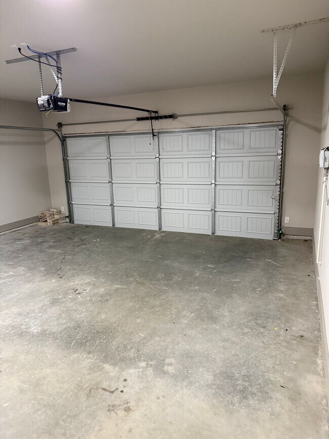 Building Photo - 3/2/2 Open concept and conveniently located for commuters