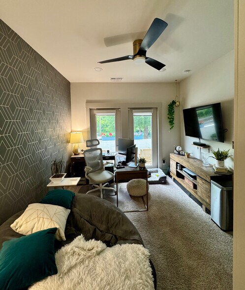 Building Photo - Room in Apartment on Wesley Village Rd